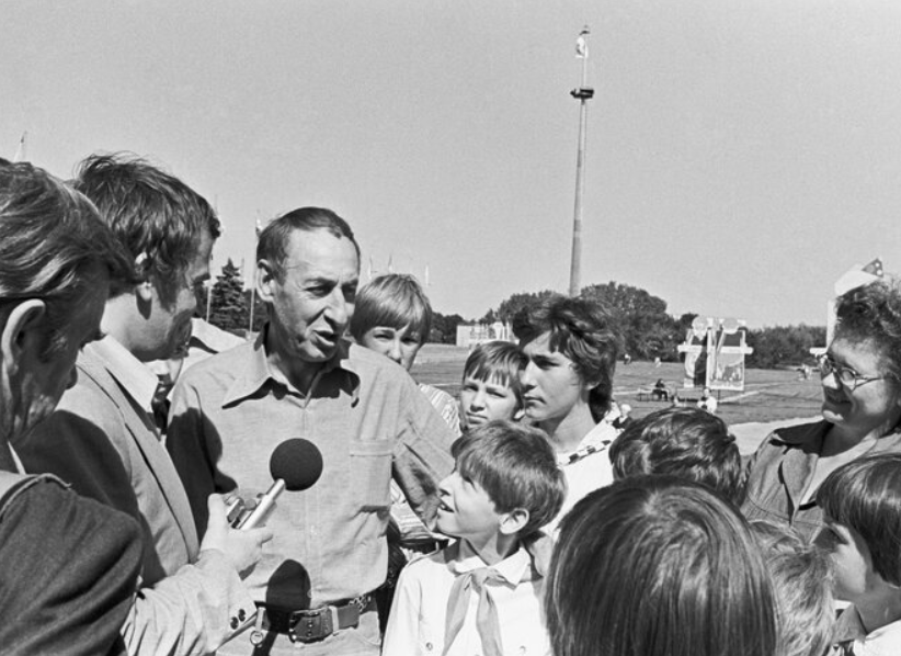 Владимир Басов с поклонниками. Снимок сделан в 1979 году на московском кинофестивале