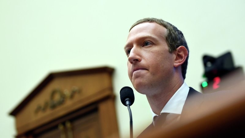 Марк Цукерберг признался, что цензурировал Facebook* под давлением властей США